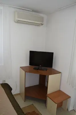 a desk with a television on top of it in a room at Стаи за гости 