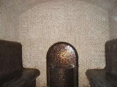a room with a bird cage in a wall at Hotel Villa Ofir in Sandanski