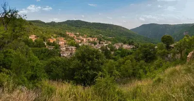 a small town in the middle of a mountain at Пачаловата къща in Kovachevitsa