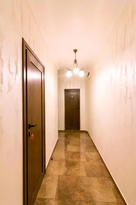 an empty hallway with a door and a hallway sidx sidx at Trite Bora Guest House in Narechenski Bani