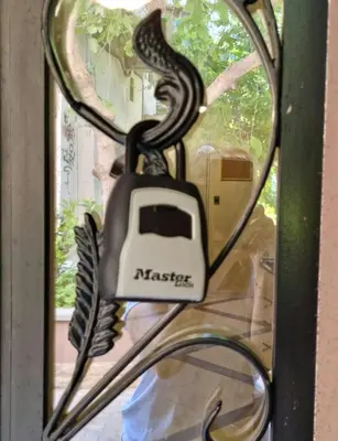 a glass door with a sign that says nashville at Plovdiv City Center Kapana with garage in Plovdiv