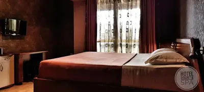 a hotel room with a bed and a window at Discret Hotel & Restaurant in Vladaya