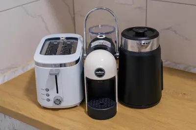 a coffee maker and a blender sitting on a counter at Къща за гости Елица in Starchevo