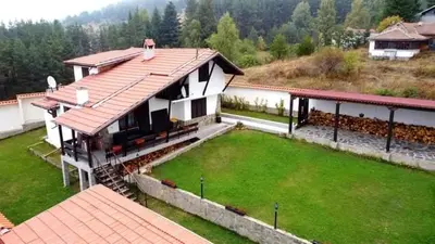 an aerial view of a house with a yard at ПАУНОВАТА КЪЩА in Yasă-Koriya
