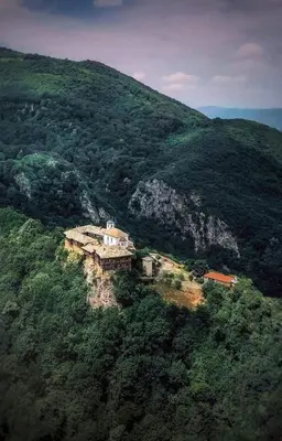 a small house on top of a mountain at GUEST HOUSE TONI СТАИ за ГОСТИ ТОНИ in Ribarica
