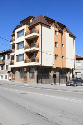 a building on the side of a street at Къща за гости Шошови in Velingrad