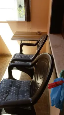 a black chair sitting in front of a desk at Парк Апартаменти Юлия in Sandanski