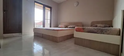two beds in a room with a window at СЕМЕЕН ХОТЕЛ ИЛИЕВАТА КЪЩА in Sapareva Banya