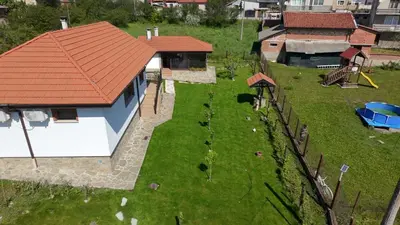 an aerial view of a house with a yard with chickens at Къща за гости На Мечка in Oborishte