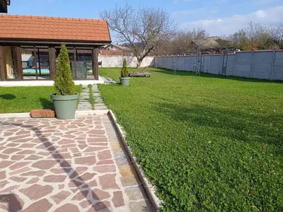 a yard with a house and a lawn with plants at Casa Veneta in Oreshak