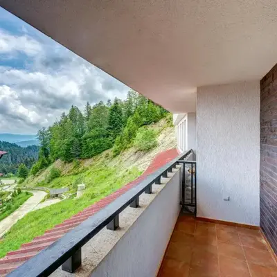 Colorful 2BD Apartment with Indoor Fireplace and Mountain View by Flat Mаnager