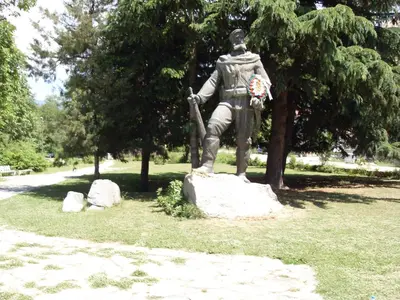 a statue of a man on a rock in a park at Guest House Rimski Most in Melnik