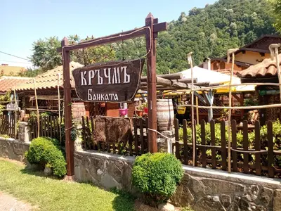 a fence with a sign in front of a building at КръчмЪ при Байката Alpin in Ribarica
