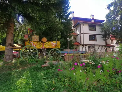 a yellow horse drawn carriage in front of a house at Студио 