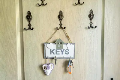 a keys sign hanging on a wall with a door at Къща за гости ЗЕЛЕНА in Vinogradets