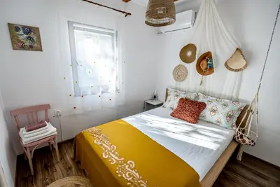 a bedroom with a swing bed in a room at Къща за гости ЗЕЛЕНА in Vinogradets