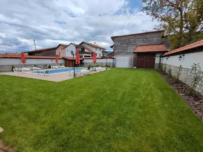a yard with a pool and a house at Къща за гости - Вила Сидона in Banya