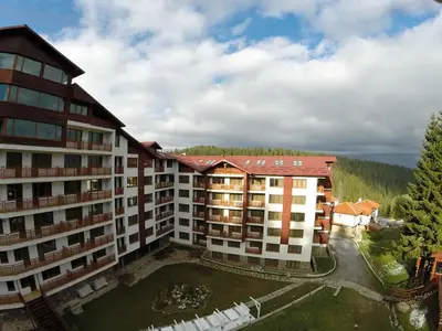 an aerial view of a building with a courtyard at Форест Нук - апартамент in Pamporovo